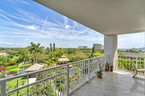 1000 Quayside Terrace Miami FL 33138