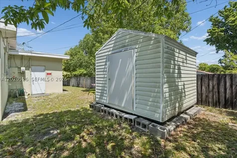5761 SW 41st Street West Park FL 33023