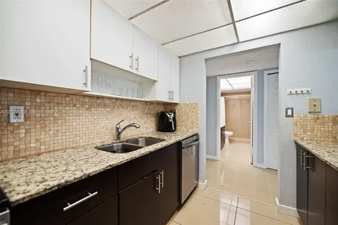 200 Lakeview Drive Weston FL 33326