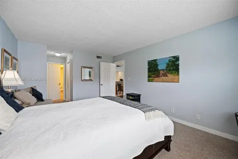 200 Lakeview Drive Weston FL 33326