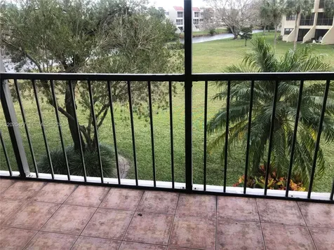 210 Lakeview Drive Weston FL 33326