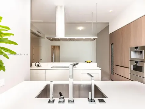 18501 E Collins Sunny Isles Beach FL 33160