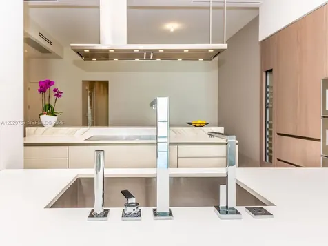 18501 E Collins Sunny Isles Beach FL 33160