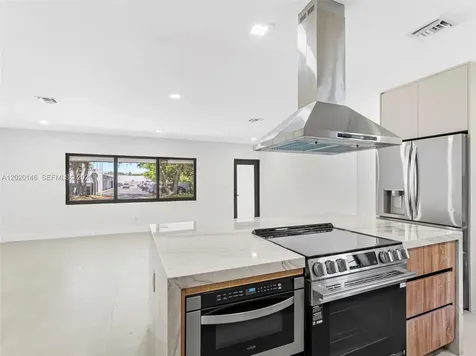 610 NE 164th Terrace Miami FL 33162