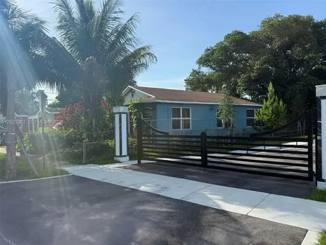 688 SW 7th Terrace Dania Beach FL 33004