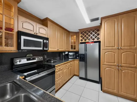 2462 W 65th Street Hialeah FL 33016