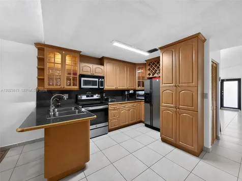 2462 W 65th Street Hialeah FL 33016