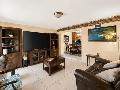 2462 W 65th Street Hialeah FL 33016