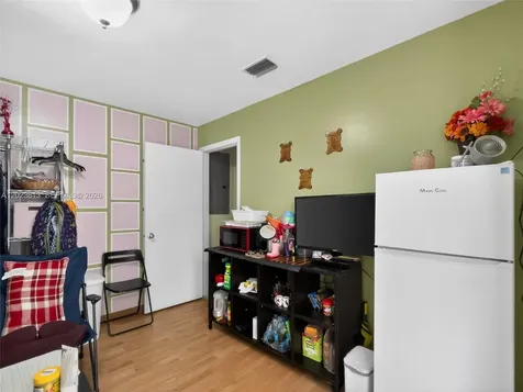 2462 W 65th Street Hialeah FL 33016