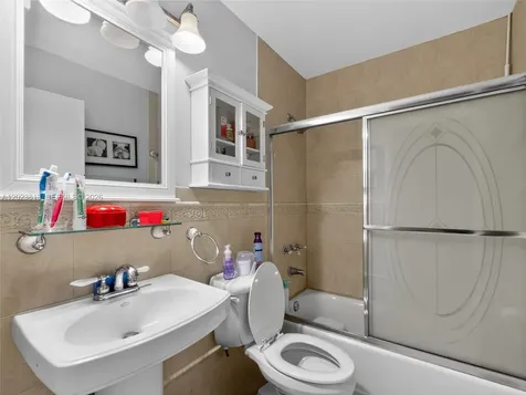 2462 W 65th Street Hialeah FL 33016