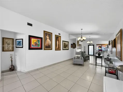 2462 W 65th Street Hialeah FL 33016