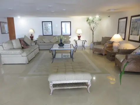 2457 Collins Avenue Miami Beach FL 33140