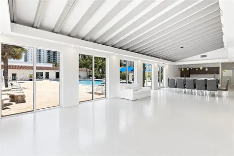 2457 Collins Avenue Miami Beach FL 33140