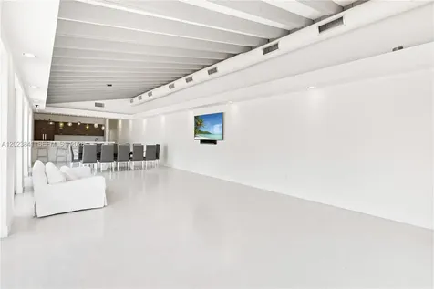 2457 Collins Avenue Miami Beach FL 33140