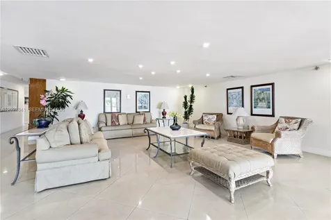 2457 Collins Avenue Miami Beach FL 33140