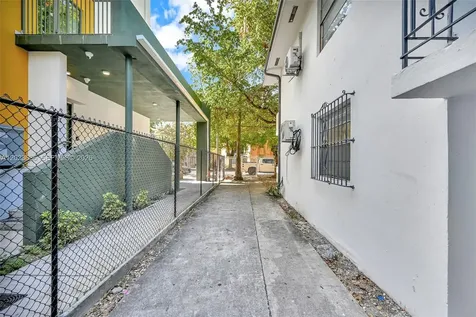 641 NW 2nd Street Miami FL 33128