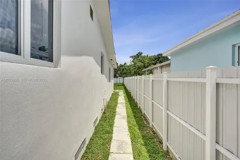 877 W 33rd Street Hialeah FL 33012