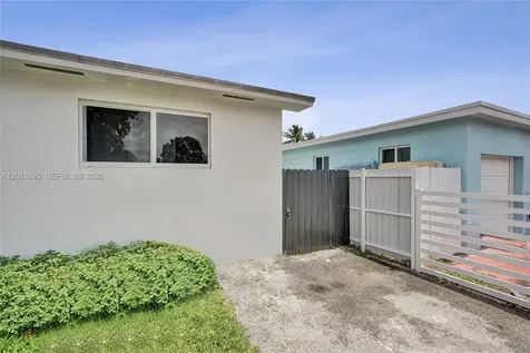 877 W 33rd Street Hialeah FL 33012