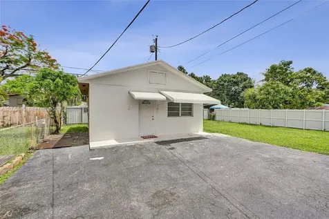 877 W 33rd Street Hialeah FL 33012