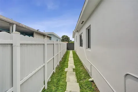 877 W 33rd Street Hialeah FL 33012