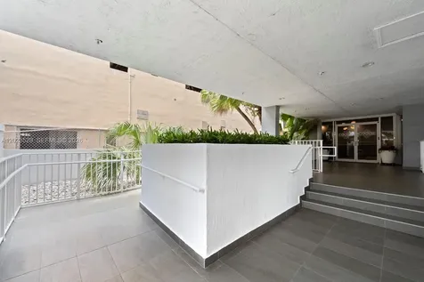 2642 Collins Avenue Miami Beach FL 33140