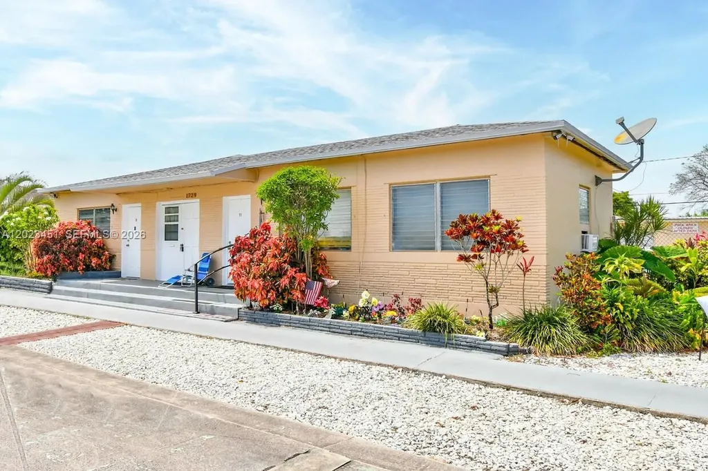 1741-1743 Moffett Street Hollywood FL 33020