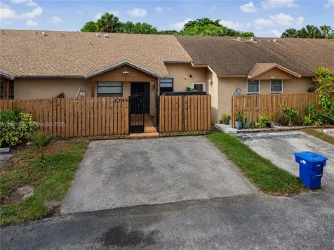 6704 NW 192nd Terrace Hialeah FL 33015