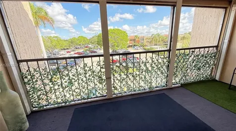 240 Lakeview Drive Weston FL 33326