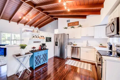 2190 NE 169th Street North Miami Beach FL 33162
