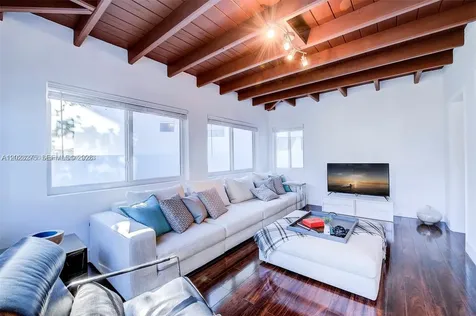 2190 NE 169th Street North Miami Beach FL 33162