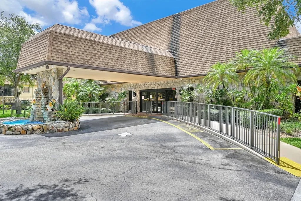 330 Briarwood Circle Hollywood FL 33024