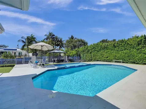 2330 NE 195th Street Miami FL 33180