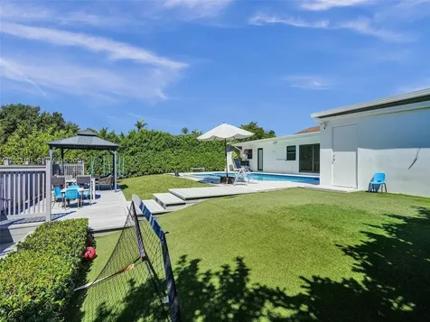 2330 NE 195th Street Miami FL 33180