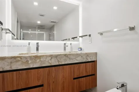 425 Grapetree Drive Key Biscayne FL 33149