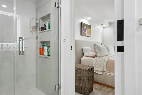 425 Grapetree Drive Key Biscayne FL 33149