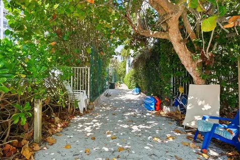 425 Grapetree Drive Key Biscayne FL 33149