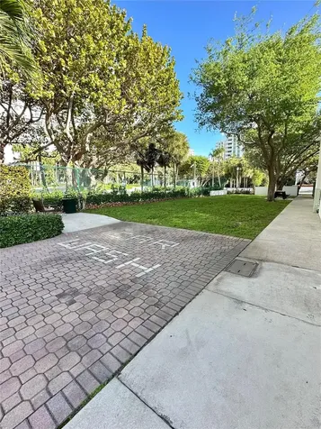 425 Grapetree Drive Key Biscayne FL 33149