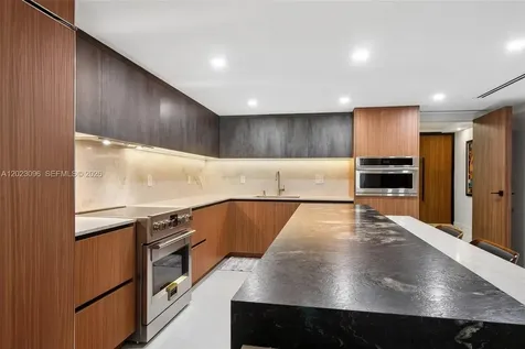 425 Grapetree Drive Key Biscayne FL 33149
