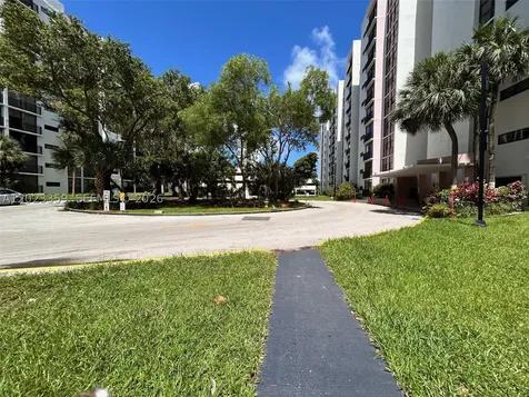 16909 N Bay Road Sunny Isles Beach FL 33160