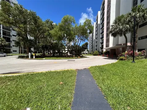 16909 N Bay Road Sunny Isles Beach FL 33160