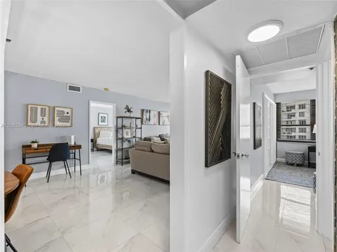 5225 Collins Avenue Miami Beach FL 33140