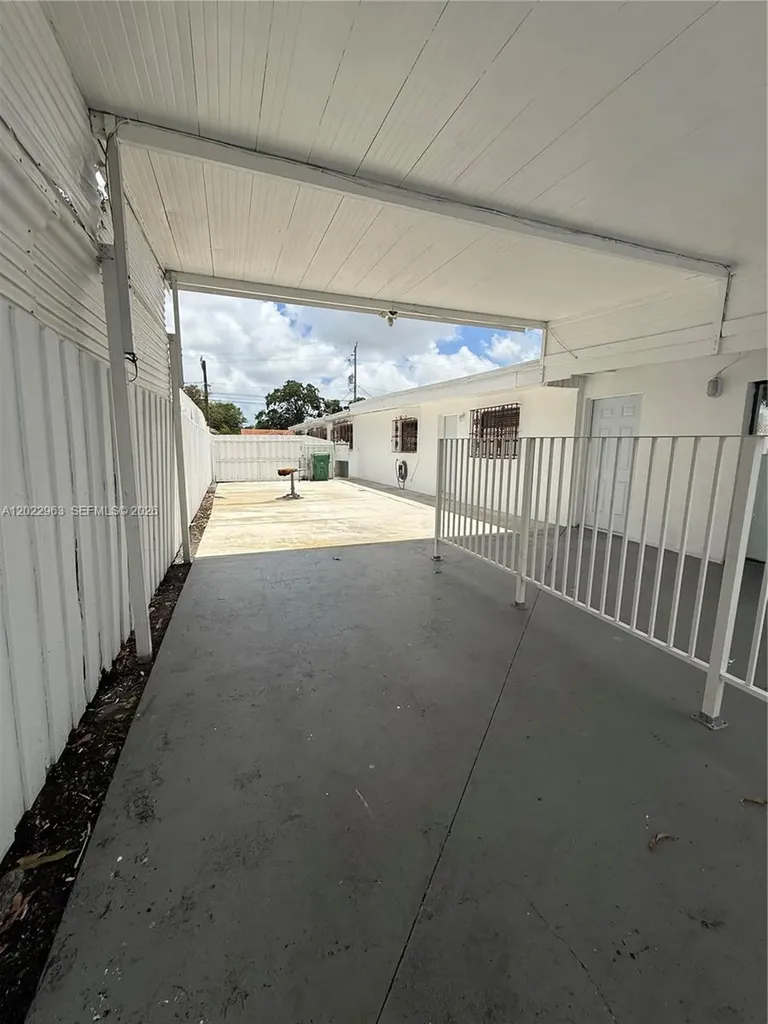 1046 NW 33rd Avenue Miami FL 33125