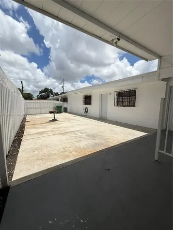 1046 NW 33rd Avenue Miami FL 33125
