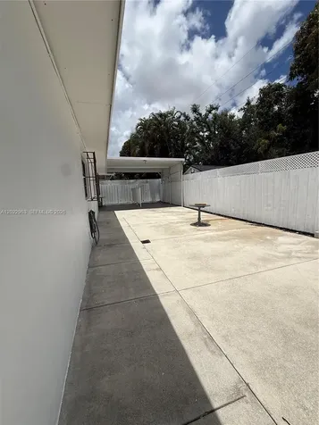 1046 NW 33rd Avenue Miami FL 33125