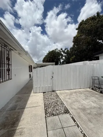 1046 NW 33rd Avenue Miami FL 33125