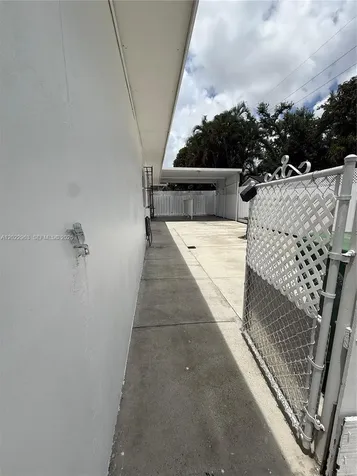 1046 NW 33rd Avenue Miami FL 33125