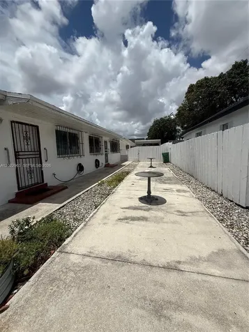 1046 NW 33rd Avenue Miami FL 33125