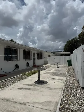 1046 NW 33rd Avenue Miami FL 33125