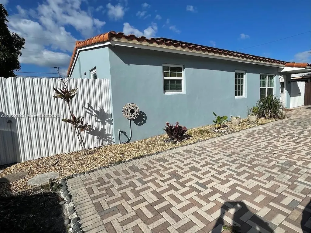 1310 N 70th Way Hollywood FL 33024