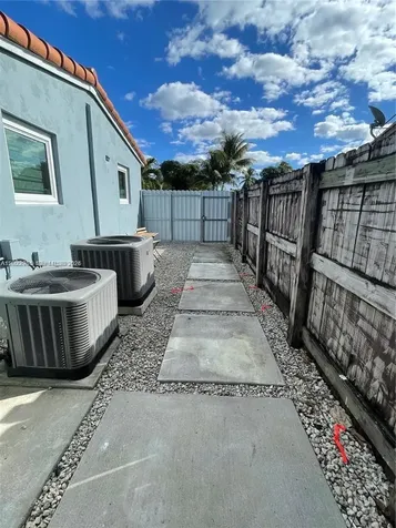 1310 N 70th Way Hollywood FL 33024